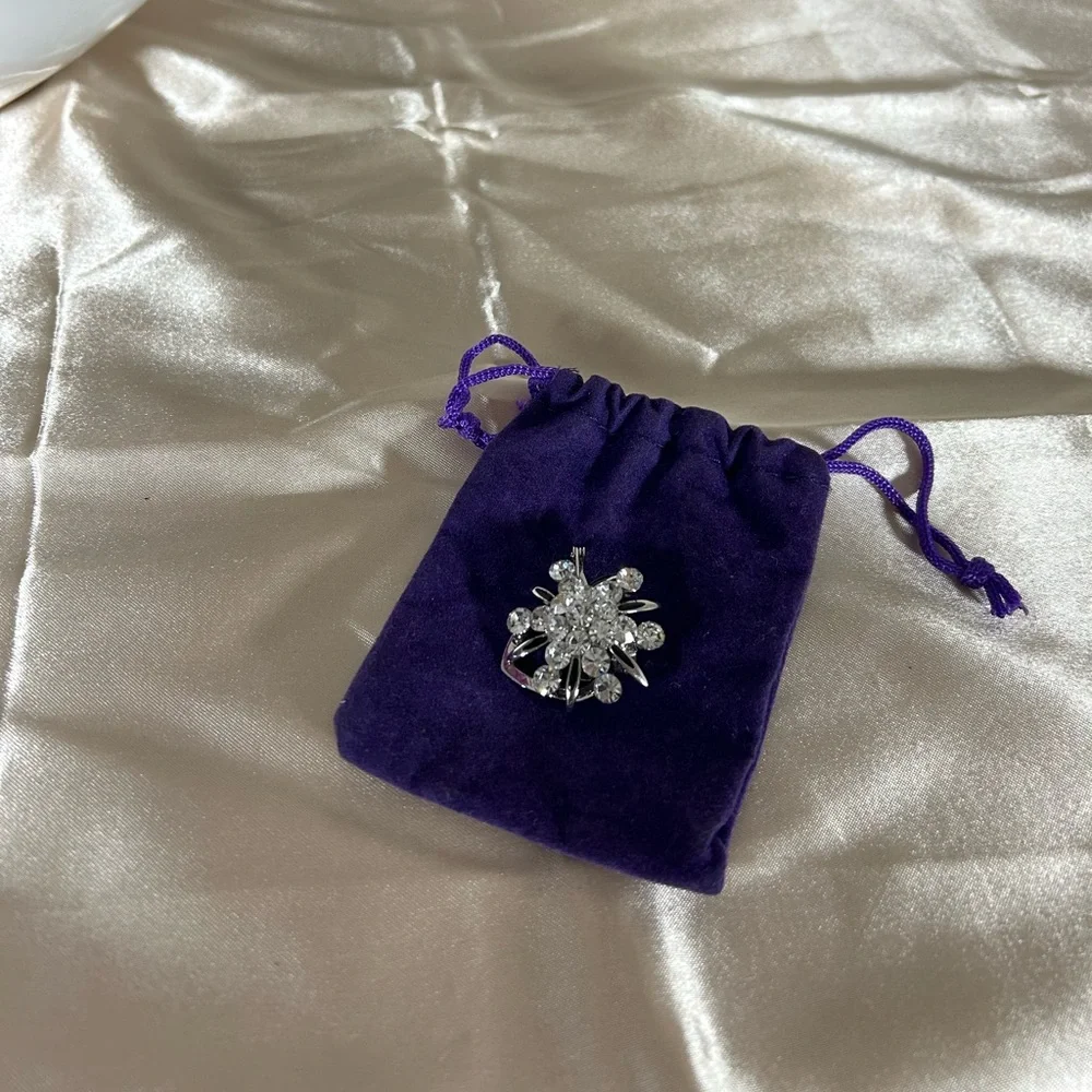 Sparkling Crystal Brooch - Picture 2 of 8